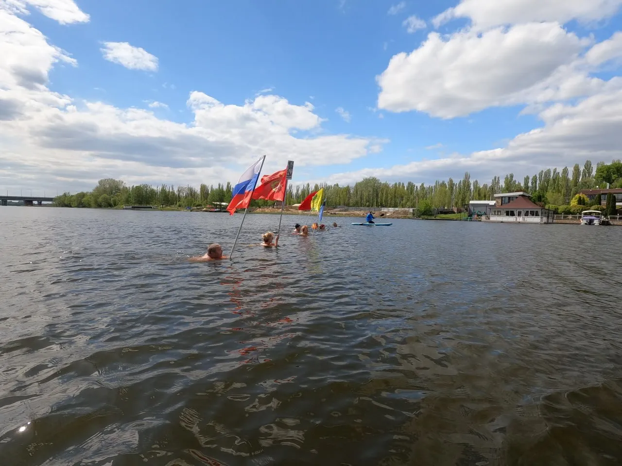 В Липецке устроят заплыв памяти с флагами Беговые клубы и моржи снова проведут патриотическое мероприятие Помним Бежим Гордимся Участники пробегут по городу с остановками у памятных мест возложат цветы на площади Героев а затем отправятся к Центральному пляжу   Финалом станет заплыв памяти с флагами Подробности в группах Беги и Улыбайся и Липецкие моржи Ваш путеводитель досуга в MAX