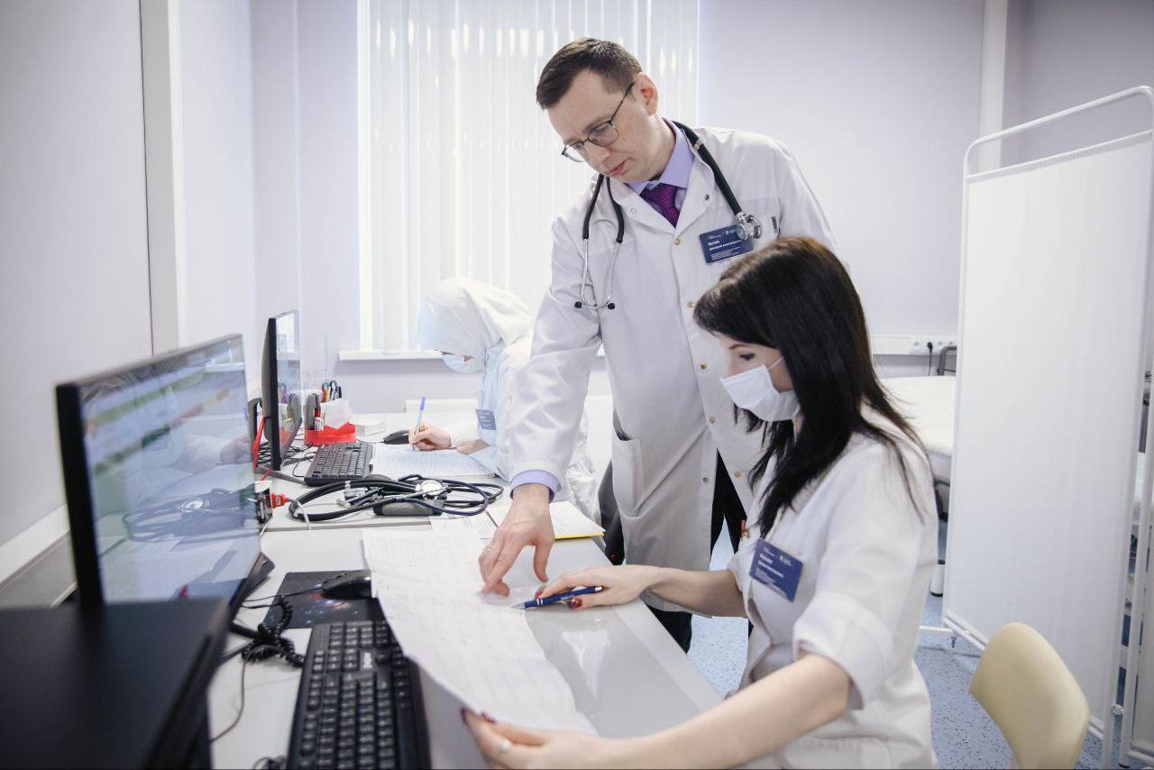 Жителей городского округа Реутов приглашают проверить свое здоровье во время Единого дня диспансеризации в субботу 7 февраля Обследование можно пройти с 09 00 до 14 00 в городской поликлинике 1 улица Гагарина 4 и в 2 Юбилейный проспект 80 При себе нужно иметь паспорт и полис ОМС Московской области Для точных результатов лучше прийти натощак Важно быть прикрепленным к одной из городских поликлиник Если не получается прийти в субботу диспансеризацию можно пройти в городских поликлиниках в будние дни с 08 00 до 20 00 в том числе и по записи