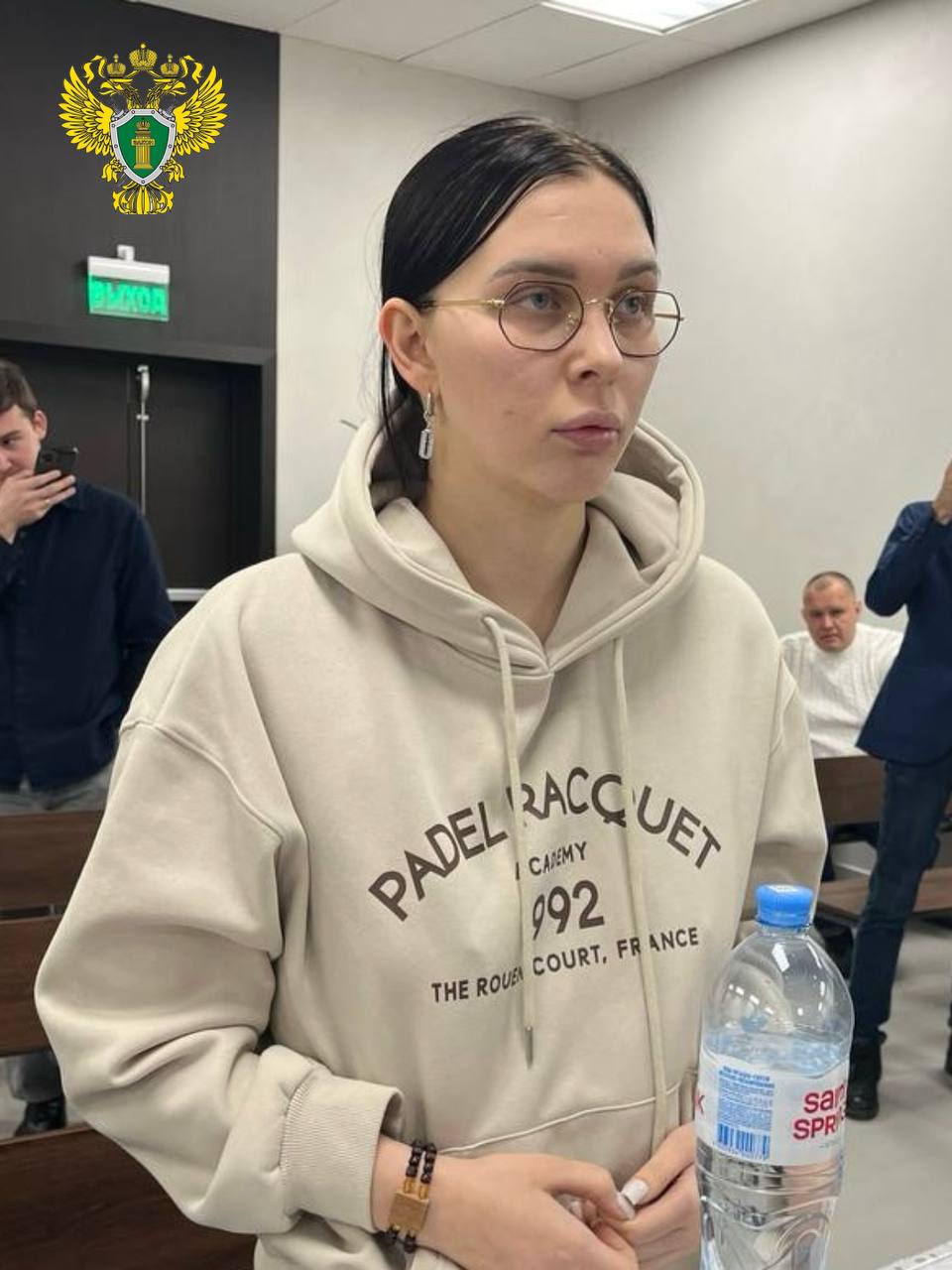 В Екатеринбурге суд вынес обвинительный приговор бывшей участнице шоу Дом 2 Яне Макаровой Ее признали виновной в мошенничестве Как сообщили в пресс службе областной прокуратуры Макарова выдумала свою беременность и под этим предлогом требовала деньги у бизнесмена из Екатеринбурга Сообщив потерпевшему ложные сведения о рождении их совместного ребенка в период с июня 2023 года по июль 2024 года девушка требовала от потерпевшего деньги якобы на содержание новорожденного в том числе на оплату медицинских услуг на улучшение жилищных условий сообщили в ведомстве В качестве подтверждения своих слов она отправляла ему фотографии чужого ребенка Таким способом она сумела выманить у мужчины 23 миллиона рублей Суд приговорил Макарову к 5 годам колонии но отсрочил исполнение приговора до тех пор пока ее реально существующему ребенку не исполнится 14 лет