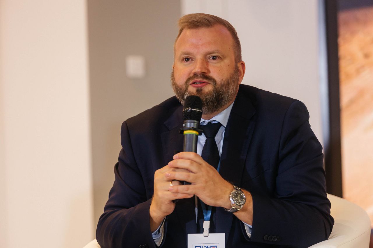 Алексей Семёнов заместитель начальника Управления Президента РФ по вопросам мониторинга и анализа социальных процессов Социальная архитектура это научно обоснованная целенаправленная деятельность по проектированию и реализации социально значимых изменений для развития социальных систем В этой рамке есть два уровня Первый уровень социальное моделирование Здесь мы говорим о прогнозировании формировании образов будущего и векторов развития Второй социальное проектирование Это запуск конкретных социальных проектов которые приближают нас к выбранному образу будущего Главный принцип заключается в том что социальный проект это любой проект который приносит пользу людям Не имеет значения кто инициатор например органы государственной власти НКО бизнес местное сообщество инициативная группа Важен результат улучшение качества и уровня жизни на местах В этой логике все социальные проекты можно условно разделить на несколько категорий Например ценностная категория работа с морально нравственными ориентирами традициями мотивациями Сейчас в качестве рабочей гипотезы мы предлагаем набор критериев социально архитектурного проекта общественно полезный эффект долгосрочные изменения научная обоснованность методологии формирование устойчивых сообществ создание новых каналов коммуникации и элементов социальной инфраструктуры Яркий пример выставка Россия как федеральный ценностный проект Вокруг неё регионы мобилизовали ресурсы создали экспозиции получили импульс для внутрирегионального развития в том числе туризма Развитие выставки привело к созданию Национального центра Россия и сети региональных центров Владивосток Рязань Ханты Мансийск Севастополь Красноярск Эти точки становятся площадками для социального диалога новыми центрами притяжения и экономического роста Важно что социальная архитектура это всегда про людей Это конкретные менеджеры и лидеры которые берут на себя ответственность за такие проекты IX Конгресс РАПК