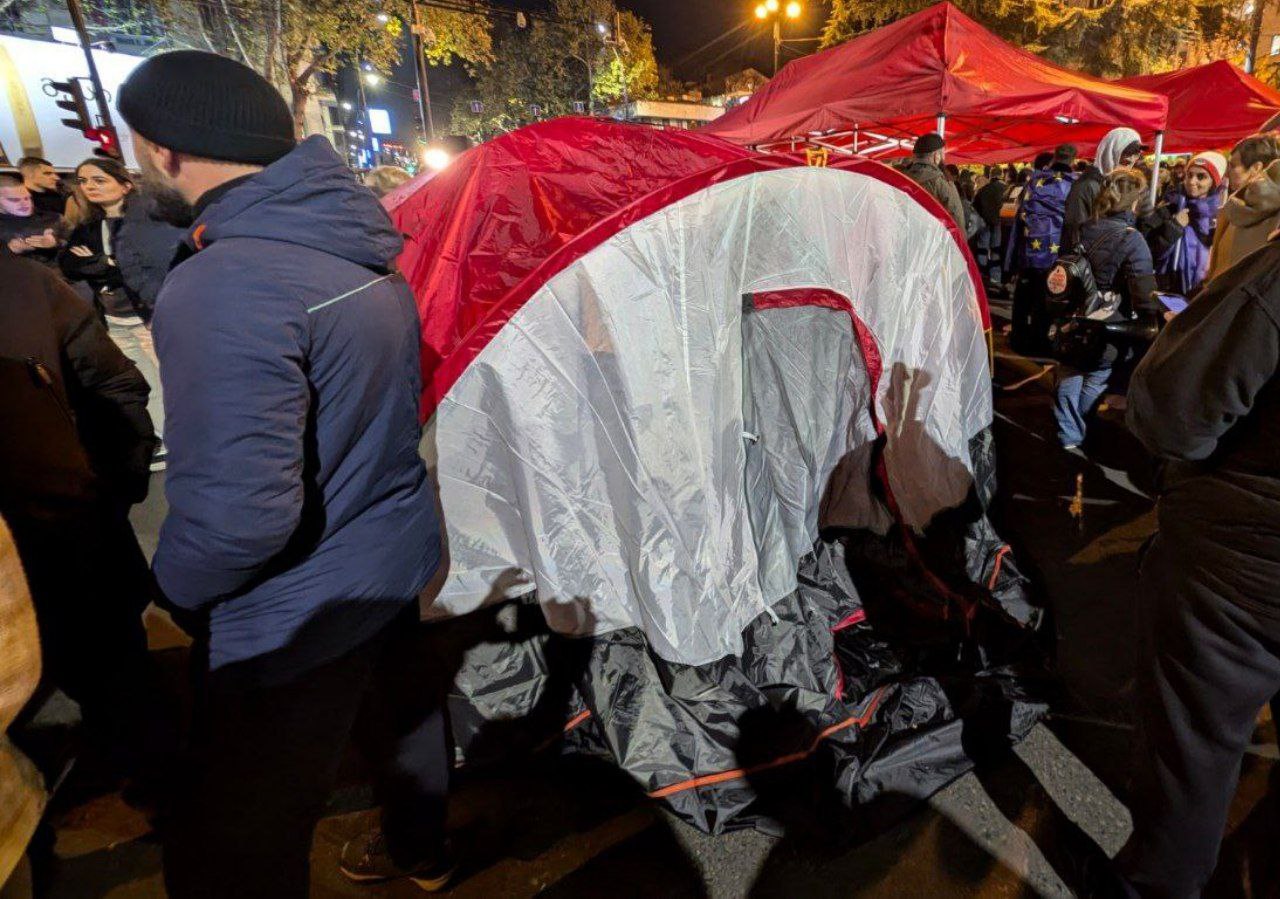 В Тбилиси очередная дискотека против парламентских выборов.   Соросята перекрывают улицы и случайно захватили с собой шатры, палатки, пенки, спальники, котелки, тонну еды. Случайно в карманах оказалось.