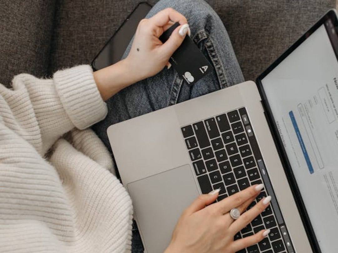 Число выданных кредиток на Кубани снизилось на 14 за месяц Количество новых выданных кредитных карт в Краснодарском крае в ноябре 2025 года составило 54 тысяч единиц В предыдущем месяце было выдано 63 2 тысяч кредиток В России число выданных кредиток в ноябре 2025 года составило 1 11 млн единиц что на 16 3 меньше предыдущего месяца 1 33 млн единиц