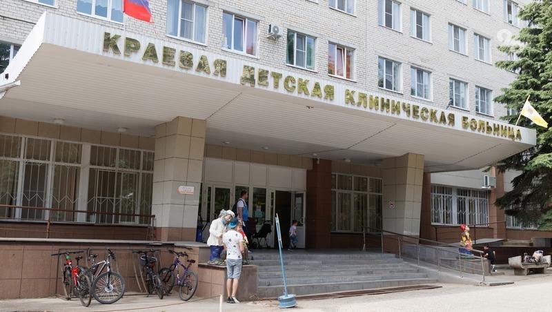 Ребёнку, два года страдавшему от эпилепсии, помогли ставропольские врачи Девятилетний мальчик два года страдал от приступов эпилепсии, которые имели нехарактерную клиническую картину. Родители водили ребёнка к психиатрам, но их диагнозы и прописываемые препараты ни к чему не приводили. Тогда на помощь пришли врачи краевой детской клинической больницы — их порекомендовала семье руководитель АНО «Путь к успеху» Илона Марьясова. «Основная часть рассказов была про походы к психиатрам, которые убеждали, что у ребёнка аутизм и ничто, кроме нейролептиков, не поможет. Нейролептики не помогали, так как не находили нужной точки приложения», — прокомментировала Илона Марьясова. Врачи быстро установили, что у мальчика тяжёлая форма эпилептической энцефалопатии. Благодаря точному диагнозу они подобрали нужный препарат — сейчас ребёнок получает повышенную дозу и чувствует себя нормально. Вскоре его госпитализируют в национальный медицинский исследовательский центр Москвы.