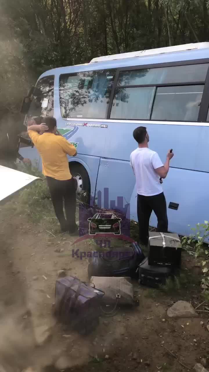 Автобус съехал с дороги и врезался в билборд в Забайкалье без пострадавших
