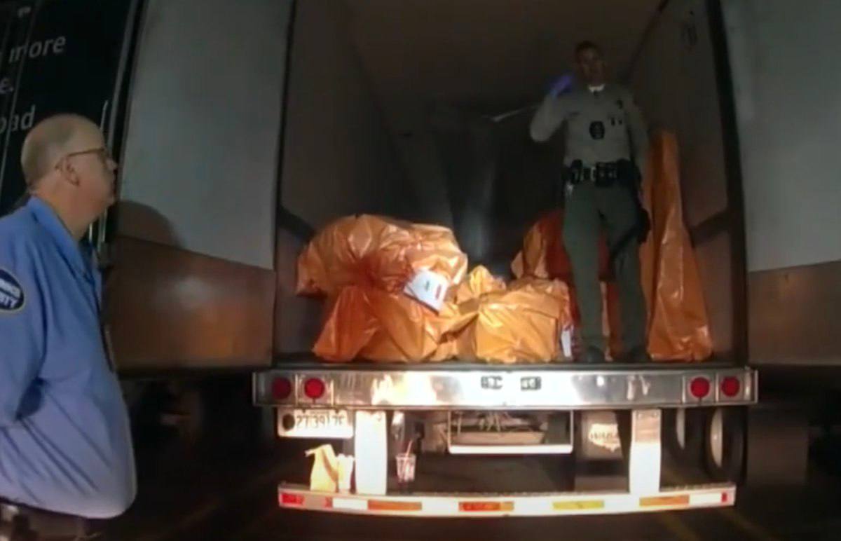 В США подозреваемый по делу о краже ювелирных изделий на 100 млн избежал суда согласившись на депортацию По данным следствия речь идёт не о грабежах частных домов а об организованной серии краж из ювелирного бизнеса магазинов складов и логистических цепочек Украдены были драгоценности и часы премиум класса Подозреваемому грозило до 15 лет лишения свободы однако после согласия на депортацию уголовное преследование в США было прекращено Его выдворили в страну гражданства которая официально не раскрывается