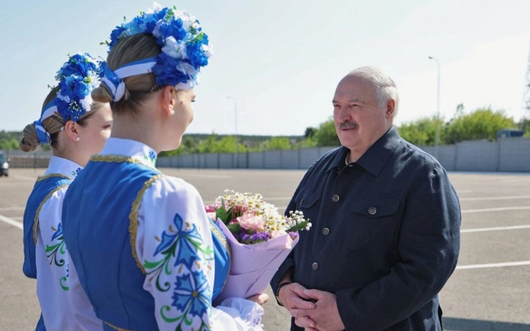 Картошка - это вам не ТikTok: Лукашенко наглядно предупредил об опасностях популярного продукта. Совершая поездку по стране, президент Беларуси отметил, что увлечение картошкой, традиционной для национальной кухни, может грозить избыточным весом. "Если мы будем есть картошку, как пишем в" "тиктоках", то худенькими не будем. Один раз в неделю, два максимум, и то запеченную, пюре", - заявил он.