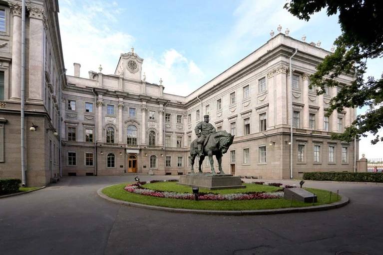Мраморный дворец в Петербурге закроют для посетителей С 10 и по 13 сентября вход в замок для горожан и туристов будет закрыт Всё потому что здесь в эти даты будет проходить Международный форум объединённых культур Уже с 14 сентября двери замка снова откроются для гостей Здесь можно будет увидеть экспозицию и выставку Жизнь замечательных собак Кстати работать она будет до 10 ноября 2025 года Русский музей Подпишись на Комсомольскую правду СПб отдай свой буст нам