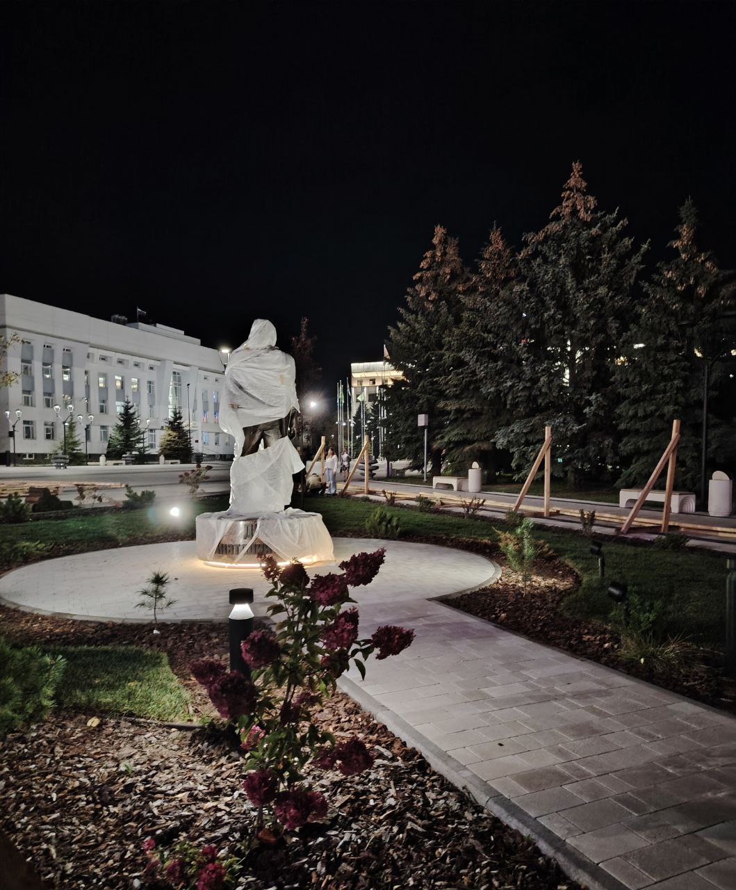 Памятник первому секретарю Вологодского обкома КПСС Анатолию Дрыгину на площади перед администрацией Вологодской области готов к открытию Сегодня вечером здесь вносят последние штрихи по обустройству территории вокруг монумента
