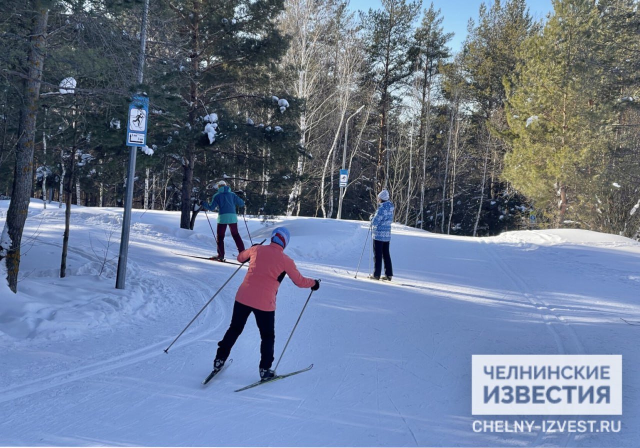 Новый горнолыжный курорт в Мамадыше не удалось открыть из-за недостатка снега  Новый горнолыжный курорт в Мамадыше все еще не удалось открыть. Причиной этому стало отсутствие достаточного снежного покрова на склонах. При тестировании трассы под снегом виднелась земля. В целях безопасности пришлось повременить с открытием. Возможности сделать искусственный снег здесь нет, так как снежные пушки - дорогое удовольствие.  В прошлом году горнолыжный курорт открылся в марте и успел проработать примерно две недели. Сейчас здесь ждут достаточного снежного покрова.  Отметим, что другие горнолыжные курорты начали работать в конце декабря. Однако сегодня из-за потепления «Федотово» и «Ян» объявили, что склоны и подъемник работать не будут.