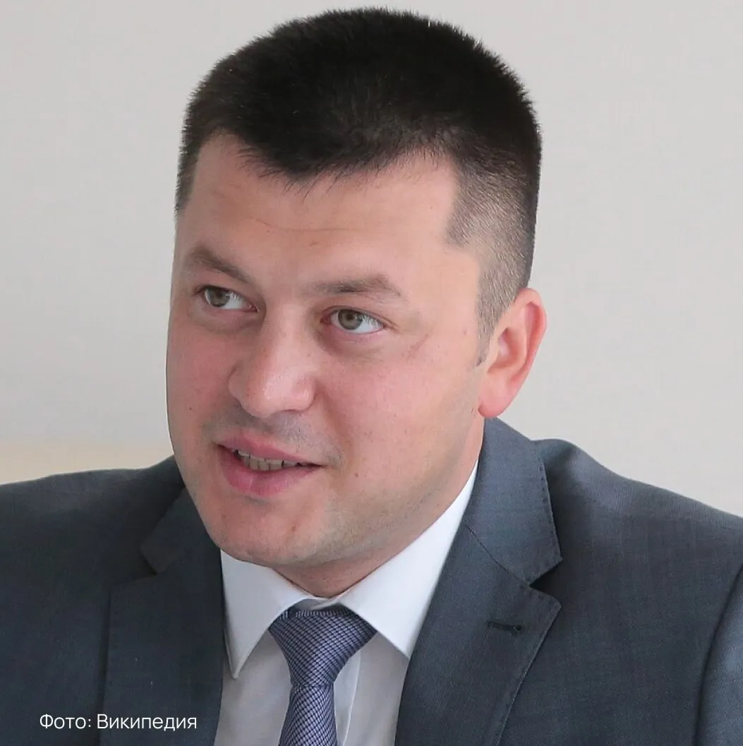 Мэра Уфы задержали прямо в его кабинете Как пишут СМИ у Ратмира Мавлиева и у двух его заместителей провели обыски Предварительно это связано с продажей земельного участка принадлежавшего санаторию Радуга Вместе с градоначальником задержали и замов Рустама Хазиева и Агарагима Кагиргаджиева Администрация города и все городские службы продолжают работать в обычном режиме   Подпишитесь на Абзац в Максе