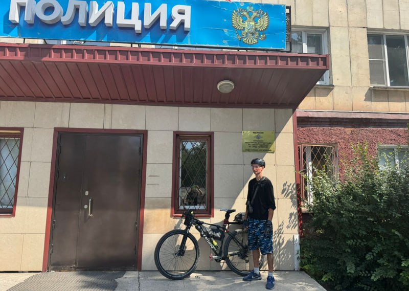 Полицейские Челябинска вернули местному жителю похищенный велосипед   ‍  Транспортное средство стоимостью 40 тысяч рублей было украдено из подъезда жилого дома по улице Бейвеля.   Сотрудники уголовного розыска установили и задержали подозреваемого - ранее судимого 39-летнего местного жителя, который спрятал украденный велосипед недалеко от места преступления с целью его дальнейшей продажи, но не успел осуществить задуманное.    Украденное вернули челябинцу, а он поблагодарил сотрудников полиции за оперативную работу и возврат похищенного.    #мвд74 #ПолицияЮжногоУрала #полиция74 #челябинскаяобласть #челябинск