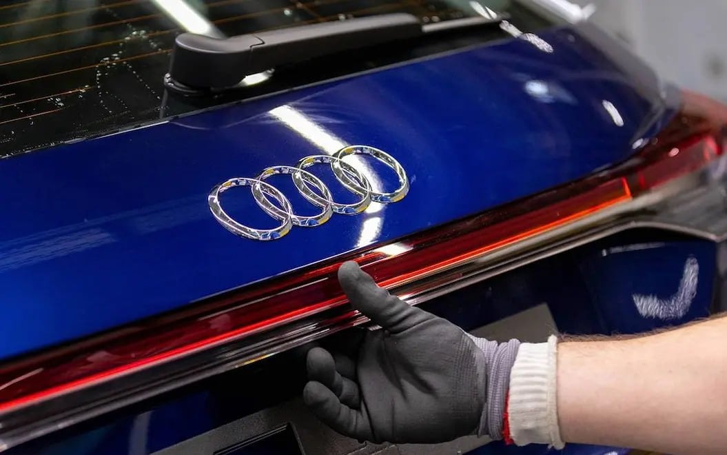 Прибыль Audi упала на 91%   Компания Audi опубликовала финансовый отчёт за III квартал, согласно которому прибыль упала на 91% — с 1,178 млрд до 106 млн евро.  Компания объяснила это «расходами на реструктуризацию, в связи с переоборудованием завода в Брюсселе».