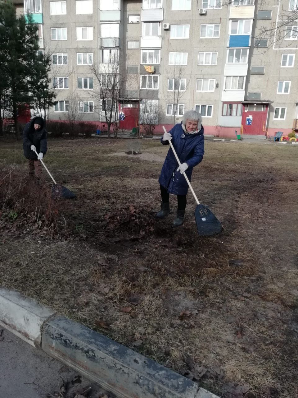 Первые субботники прошли по всему Богородскому округу  Порядок наводили в Ногинске, деревне Молзино, селах Ямкино и Мамонтово, посёлках Дуброво и Зеленый.   Управляющие компании и городские службы  очищали придомовые территории и зелёные зоны, убирали мусор и упавшие деревья, ветки, листья.   Субботники будут продолжаться до 22 апреля.   А вы выходите на субботники?    Обязательно! Это уже традиция.   Пока не выходил а , но собираюсь.    Разве что дома.  Нет, для этого есть коммунальные службы.