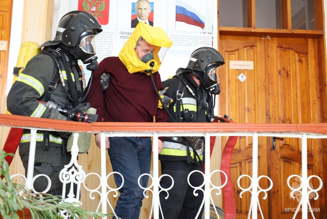 Условный пожар потушен, человек спасен Пожар случился в Геническом медицинском колледже. В помещении учреждения остался один из работников — такова легенда учений. Сотрудники МЧС России 1 пожарно-спасательной части молниеносно выехали на место происшествия, с помощью самоспасателя вывели пострадавшего из здания, а также успешно ликвидировали условное возгорание. После завершения учений состоялся анализ действий всех участников. Студенты и преподаватели получили возможность задать свои вопросы, что способствовало повышению осознания важности соблюдения правил безопасности.