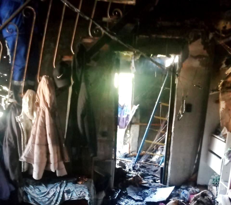 На пожаре в Марксе погиб подросток Сообщение о пожаре в двухквартирном доме на Октябрьской поступило сегодня рано утром. Задымление заметили соседи, они и вызвали пожарных. Прибывшие огнеборцы обнаружили в доме 16-летнего мальчика, он находился без сознания, его эвакуировали и передали медикам. Позже ребенок скончался в больнице. Также с отравлением продуктами горения были госпитализированы 45-летняя женщина и 11-летняя девочка. Загорание на 18 квадратах ликвидировали три пожарных расчёта. Причину ЧП установят дознаватели МЧС России.