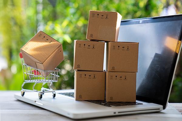 Китай ввел новые правила ценообразования для интернет платформ Цель нововведений повысить прозрачность защитить права потребителей и продавцов а также способствовать устойчивому развитию платформенной экономики Документ подготовлен Госкомитетом по делам развития и реформ Госуправлением по регулированию рынка и Администрацией киберпространства Китая Он вступит в силу 10 апреля 2026 года Согласно правилам операторам платформ запрещено ограничивать свободу продавцов в установлении цен Отдельное внимание уделено прозрачности дифференцированных цен обозначению четкой стоимости товаров а также условиям автопродления подписок и автоматических платежей Новости Китая ЭКД