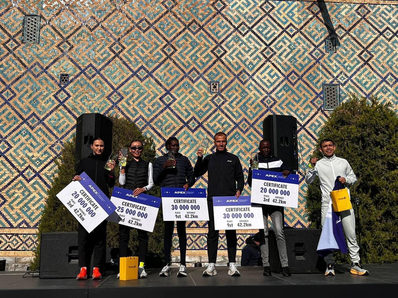 9 ноября 2025 года в Узбекистане состоялся международный Самаркандский марафон один из самых живописных и колоритных марафонов мира Этот забег входит в серию благотворительных мероприятий Samarkand Marathon и традиционно привлекает многих спортсменов Спортсменка из Сунтарского улуса Наталья Леонтьева показала великолепный результат заняв почётное 2 место на дистанции 42 2 км среди женщин с временем 2 38 24 Победительницей стала кенийская бегунья Ясинта Чепкоеч 2 32 22 а на 3 м месте финишировала Екатерина Тунгускова 2 39 45 Поздравляем Наталью Леонтьеву с выдающимся достижением Её успех подчёркивает высокий уровень подготовки и волю к победе Этот результат вдохновит многих начинающих бегунов и укрепит дружеские спортивные связи между странами