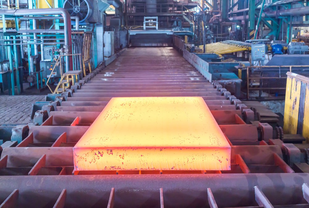 ArcelorMittal закрывает производство стального проката в ЮАР Сталелитейная компания ArcelorMittal объявила о прекращении деятельности по производству сортового проката в Южно Африканской Республике Как сообщили в компании это решение вызвано многолетними трудностями включая сложную рыночную ситуацию неисправность железнодорожной системы и постоянные отключения электроэнергии парализующие экономику страны Подробнее на сайте РА Русмет