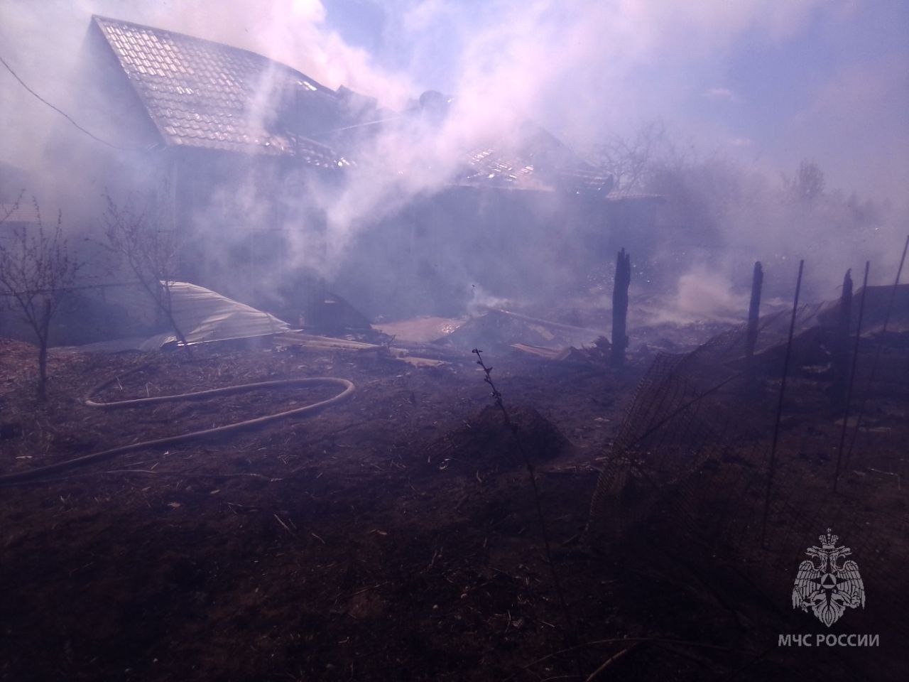 Три человека погибли при пожаре в селе Оранки Богородского округа. ЧП произошло этим утром. Огонь затронул дачу и два частных дома, распространившись на 300 квадратных метров. Сейчас пожар локализован. На месте работают специалисты. Личности погибших устанавливаются.
