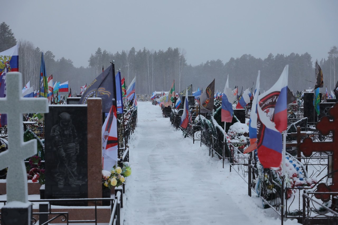 В Тюмени завершают благоустройство кладбища, где похоронены участники СВО  О завершении работ по благоустройству 28-го сектора на Червишевском кладбище сообщил глава города Максим Афанасьев. В частности, были обустроены парковки и тротуары с асфальтобетонным и плиточным покрытием, приведен в порядок газон и высажены ели.  Сейчас мы занимаемся изготовлением стел, которые будут установлены у входной группы. Их эскизы и макеты были утверждены родственниками погибших военнослужащих. Производство стел осуществляется на средства тюменских компаний, — добавил мэр.  Фото:    Тюменская область сегодня