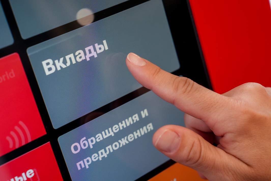 Рекорд накоплений как россияне заработали 9 5 трлн на вкладах и накопили 66 трлн рублей Объём рынка сбережений в России за 2025 год вырос на 15 достигнув почти 66 трлн рублей Процентные доходы вкладчиков за год составят рекордные более 9 5 трлн рублей это сопоставимо с объемом всех выданных кредитов физлицам Ключевой драйвер рублёвые накопления которые увеличились на 16 5 до 62 5 трлн рублей Структурный сдвиг в поведении населения оказался сильнее динамики ставок даже в период смягчения ДКП ЦБ сберегательная модель укрепилась что обеспечило устойчивый рост рынка В 2026 году несмотря на ожидаемое снижение ставок сохраняйте финансовую дисциплину прогноз роста рынка еще на 11 до 73 трлн рублей говорит о том что накопления останутся приоритетом Рассмотрите среднесрочные вклады для фиксации ещё привлекательных условий ProБанки