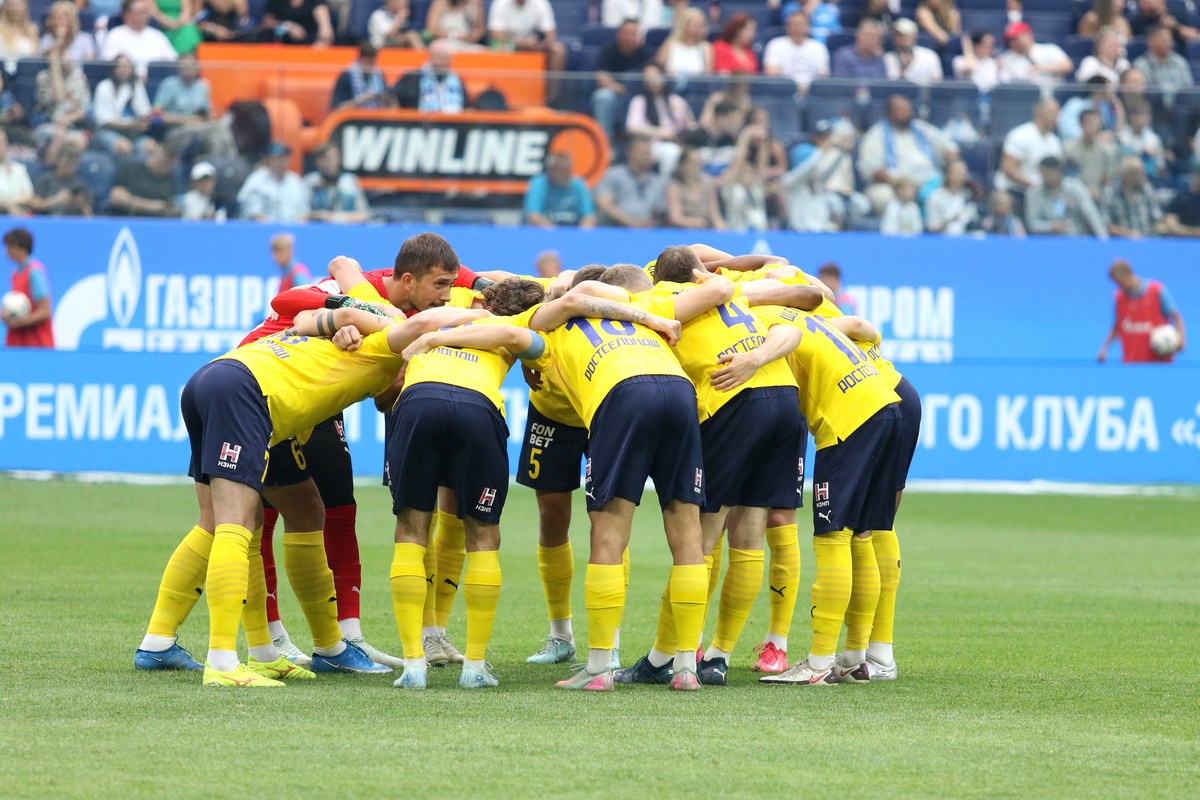 В Ростове назвали глупостями сообщения о долгах и распродаже игроков Информация о сложной финансовой ситуации в Ростове не соответствует действительности заявил Матч ТВ генеральный директор футбольного клуба Игорь Гончаров Накануне журналист Иван Карпов сообщил что долги Ростова составляют около 5 млрд руб задержки по зарплате тянутся с сентября октября и клуб собирается массово распродать своих футболистов Таких как Ваня Карпов много и откуда он владеет информацией по клубу мне непонятно Никакой распродажи не планируется это 100 Откуда взята информация мне тоже неясно заявил Гончаров По словам Гончарова ему непонятно из какого воздуха взяты слухи о долгах Глупости заключил гендиректор клуба Ростов ушел на зимний перерыв на 11 м месте в турнирной таблице РПЛ набрав 21 очко в 18 матчах Global Look Press Подписаться на РБК Спорт