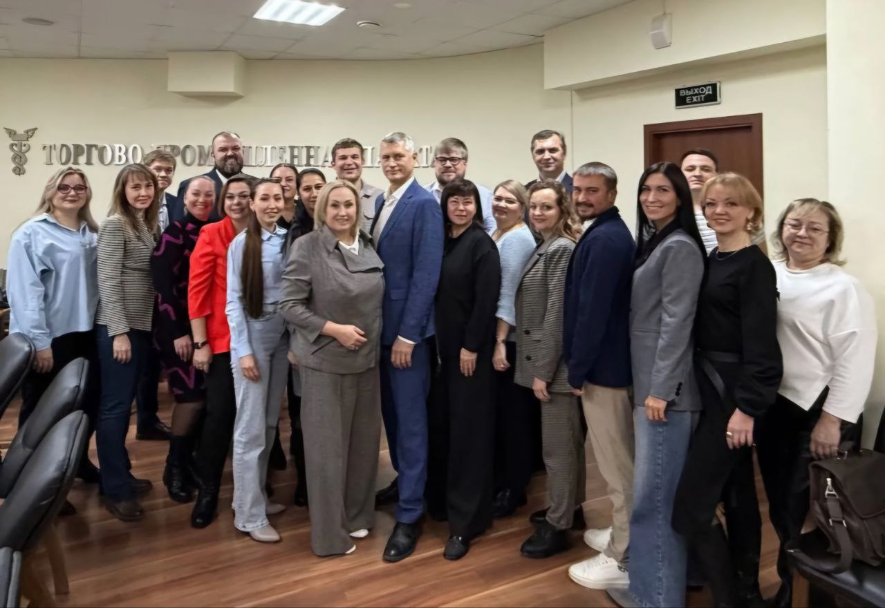 Подведены итоги работы Общественного комитета по предпринимательству в сфере экономики недвижимости ТПП Нижегородской области за 2025 год 5 декабря 2025 года в зале Торгово промышленной палаты Нижегородской области состоялось итоговое заседание Общественного комитета по предпринимательству в сфере экономики недвижимости В мероприятии приняли участие представители ключевых игроков рынка риэлторские агентства кредитные организации а также застройщик Базисный элемент Основными темами обсуждения стали Итоги деятельности Комитета в 2025 году Текущее состояние и вызовы рынка недвижимости Прогнозы и ключевые тренды на 2026 год Несмотря на сложную экономическую ситуацию высокую ключевую ставку и инфляцию во второй половине года зафиксировано оживление рынка особенно в сегменте вторичного жилья Сделки всё чаще заключаются за счёт собственных средств покупателей наблюдается коррекция цен в премиум сегменте Одновременно участники рынка отметили рост мошеннических схем подчеркнув важность работы с проверенными агентствами и использования инструментов титульного страхования В 2025 году Комитет реализовал ряд значимых инициатив проведены открытые и выездные заседания в Кисловодске и Дивееве с участием более 100 специалистов на каждом организована ежегодная выставка конференция Ярмарка недвижимости при поддержке ТПП Нижегородской области налажено взаимодействие с десятками партнёрских организаций Особое внимание в 2026 году будет уделено бизнес туру Недвижимость Кавказских Минеральных Вод который пройдёт с 23 по 30 января Мероприятие направлено на развитие межрегионального сотрудничества Ольга Миронова Председатель Комитета Мы благодарим всех участников партнёров и экспертов за профессионализм ответственность и вклад в устойчивое развитие рынка недвижимости региона Рассчитываем на такое же конструктивное взаимодействие и в наступающем году Узнать о предстоящих мероприятиях комитета и о порядке вступления в комитет можно на сайте ТПП Нижегородской области