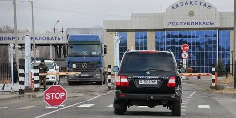 Об особенностях таможенного регулирования на российско казахстанском участке государственной границы РФ Опубликован Указ президента До 10 декабря 2025 года разрешен ввоз в Россию автомобильным транспортом из Республики Казахстан и Киргизской Республики товаров без документов подтверждающих их статус как товаров ЕАЭС а также без маркировки при соблюдении следующих условий получателями товаров являются российские юридические лица наличие у перевозчика от получателя товаров уведомления в таможенный орган РФ в простой письменной форме об обязательстве задекларировать товар в соответствии с действующим законодательством в таможенной сфере получатели товаров обеспечивают их перевозку до СВХ и размещение там уведомляют Минпромторг России о своих организационно правовой форме и ИНН в целях маркировки ввезенных товаров осуществляют маркировку товаров находящихся на СВХ осуществляют до 27 декабря декларирование товаров и совершение иных операций Ввоз в Россию товаров с соблюдением указанного порядка не является несоблюдением обязанностей в области таможенного дела а также обязанностей по маркировке товаров в соответствии с российским законодательством Указ вступил в силу с даты его подписания Указ Президента Российской Федерации от 24 10 2025 778 Об особенностях таможенного регулирования на российско казахстанском участке государственной границы Российской Федерации