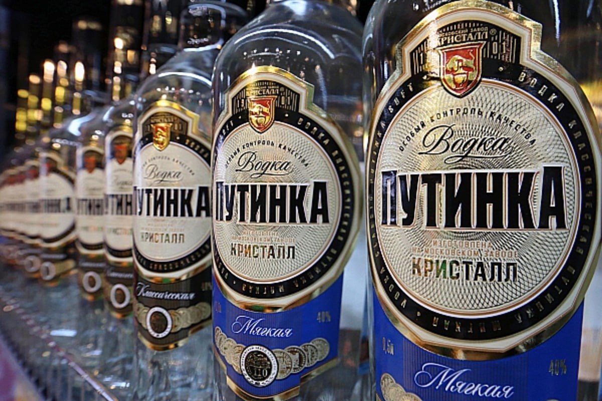 В Воронежской области куда то потеряли 82 тысячи бутылок Путинки и другой водки Ранее суд признал банкротом производителя Кристалл Лефортово Арбитражный суд Москвы уже дважды отправлял запрос по изъятию продукции с их завода под Воронежем но полиция не смогла найти водку Во втором обращении вместе с просьбой суд пригрозил полиции штрафом за срыв процесса retailrus