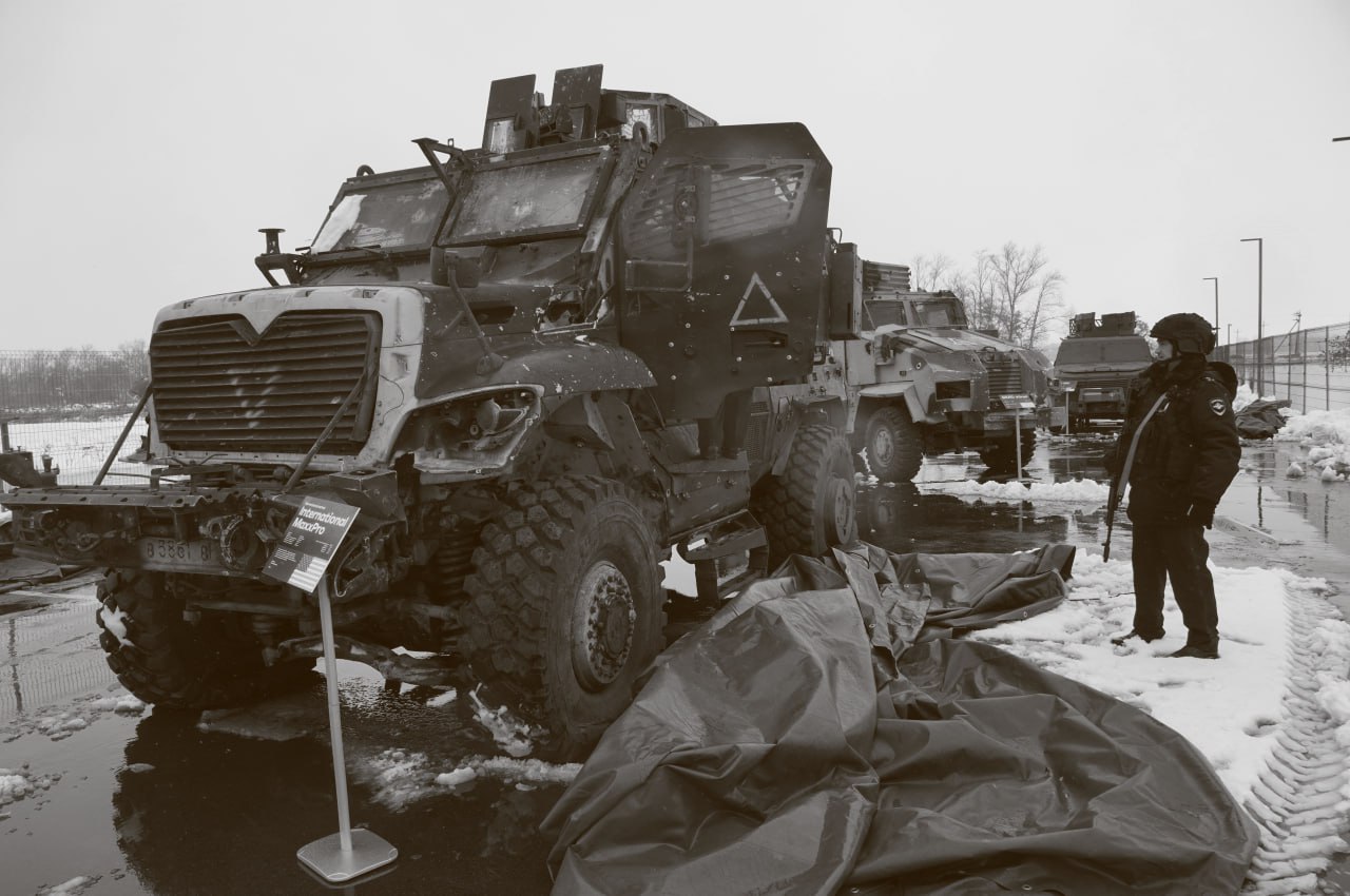 #ПреступленияКиевскогоРежима    На сайте МИД России опубликованы материалы фотовыставки «Курский характер. Послесловие», подготовленной в рамках проекта «Мы обвиняем» к предстоящей годовщине начала контртеррористической операции Вооружённых Сил Российской Федерации в Курской области с целью изгнания боевиков киевского режима, совершивших преступную террористическую вылазку в российский регион 6-7 августа 2024 года.  Выставка «Курский характер. Послесловие» — первый в мире фотопроект о событиях, произошедших на территории области в 2024-2025 годах.   Проект создан редактором журнала «Новые регионы России», членом Союза журналистов С.К.Венявским при содействии Посла по особым поручениям МИД России Р.В.Мирошника, а также Российского военно-исторического общества. Президентской библиотеки Управления делами Президента Российской Федерации и Законодательного Собрания Ростовской области.  Героями проекта стали жители региона, волонтёры, спасатели МЧС России, медики, сотрудники администрации Курской области, священнослужители, столкнувшиеся лицом к лицу с врагом.  Выставка состоит из фотохроники, запечатлевшей жизнь простых людей, россиян, которые проявили мужество и стойкость, не сдались перед лицом опасности и продолжают жить и верить в Победу.