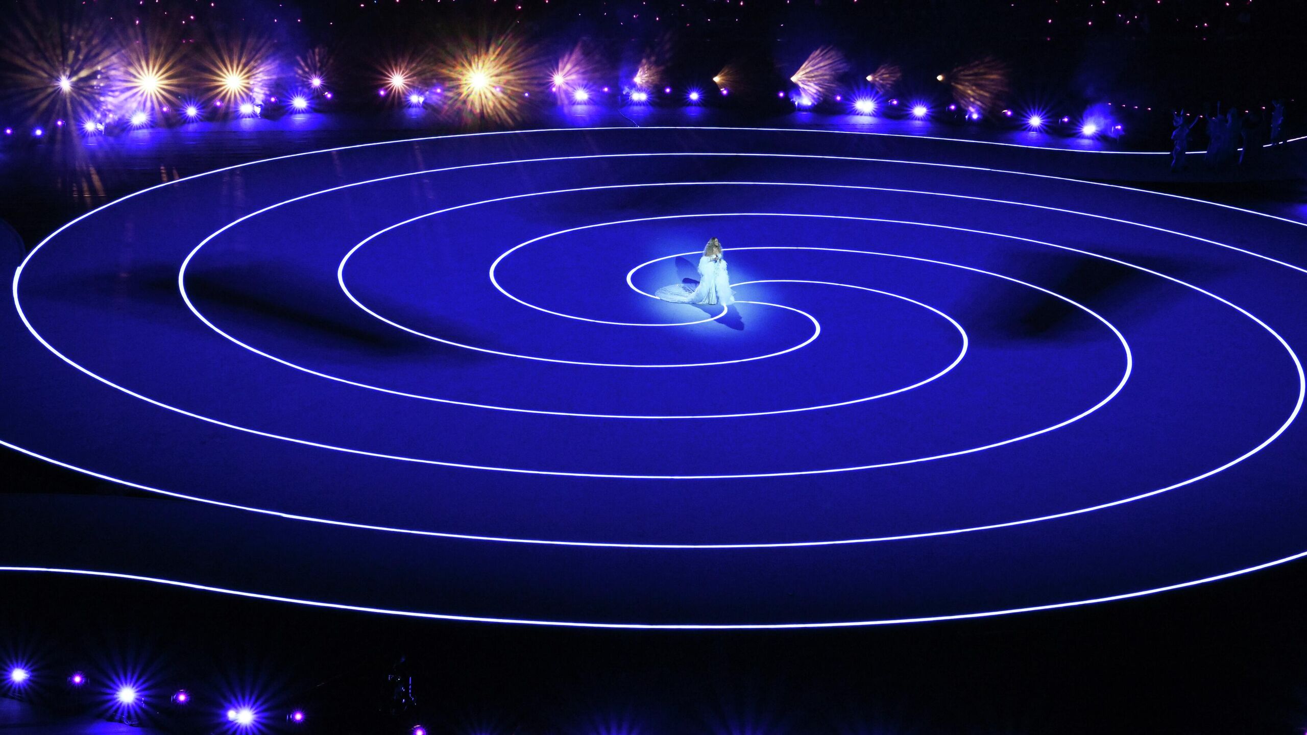 Американская певица Мэрайя Кэри назвала исполнением мечты выступление с песней на церемонии открытия зимних Олимпийских игр в Италии Исполнение мечты выступать на итальянском на открытии зимних Олимпийских игр в Милане и Кортина д Ампеццо Спасибо всем кто помог этому произойти написала Кэри в соцсети X Кэри в пятницу в серебристом платье исполнила итальянскую песню 1985 года Олимпийские игры проходят с 6 по 22 февраля в итальянских городах Милан и Кортина д Ампеццо Приглашения для участия в соревнованиях в нейтральном статусе получили и приняли 13 российских спортсменов