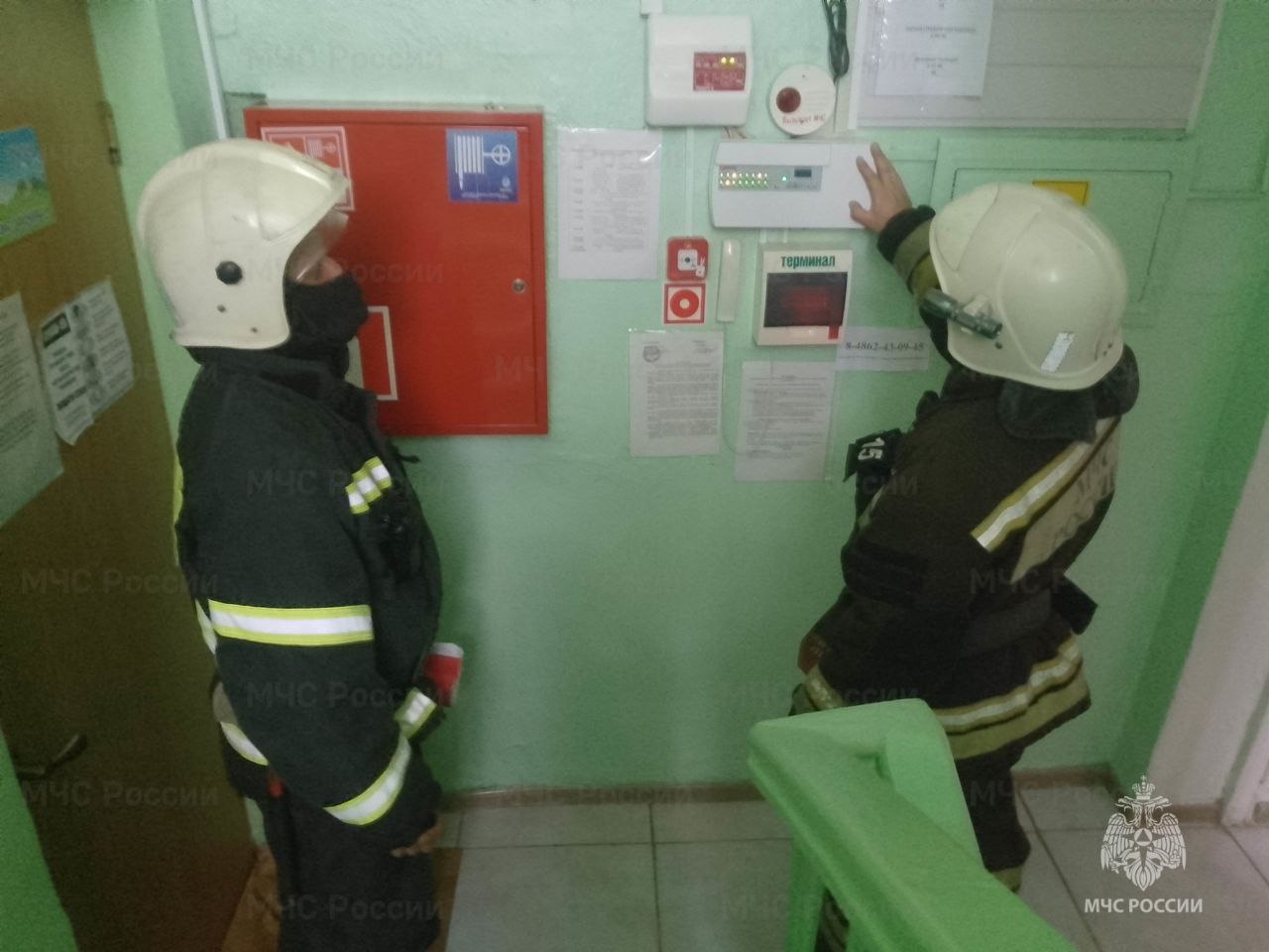 Пожарно-тактическое учение прошло в детском саду    По легенде, произошло загорание электропроводки в актовом зале. К месту условного происшествия незамедлительно прибыли сотрудники 15 пожарно-спасательная часть Верховского района.  В ходе учений огнеборцами отработаны вопросы:  проведения разведки для определения наиболее эффективных путей эвакуации;  различные способы спасения людей;  обнаружения и ликвидации очага пожара.     Подобные тренировки пожарных позволяют не только проверить готовность сил и средств пожарно-спасательного гарнизона, но и повысить уровень профессиональной подготовки личного состава.        MAX