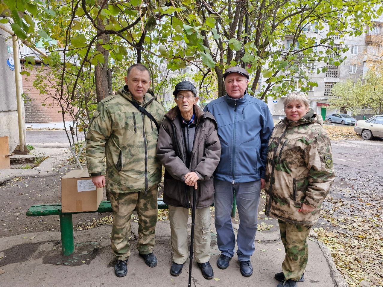 ‍ В Макеевке полицейские поздравили ветеранов органов внутренних дел   ‍ В преддверии Дня сотрудника ОВД Российской Федерации представители руководства ОП №4  по обслуживанию Центрально-Городского района г. Макеевки  УМВД России «Макеевское» навестили ветеранов органов внутренних дел.  Полицейские пожелали ветеранам крепкого здоровья и долгих лет жизни, поблагодарили за многолетнюю плодотворную работу, весомый вклад в воспитание молодых сотрудников и вручили продуктовые наборы.  Ветераны тепло встретили сотрудников полиции и поблагодарили за внимание и заботу.