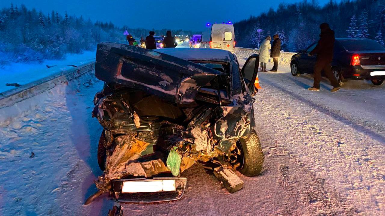 Столкновение трех автомобилей под Оленегорском: пострадал человек  Около 14:40 на трассе "Кола" в районе Оленегорска столкнулись Chevrolet Lacetti, Volkswagen Polo и грузовик Hyundai. Избежать столкновения пытался Volvo XC60, но наехал на ограждение. Пострадал один человек, его госпитализировали. Госавтоинспекция устанавливает причины аварии.  Фото: Управление по ГОЧС и ПБ Мурманской области    Подпишись — Вести Мурман