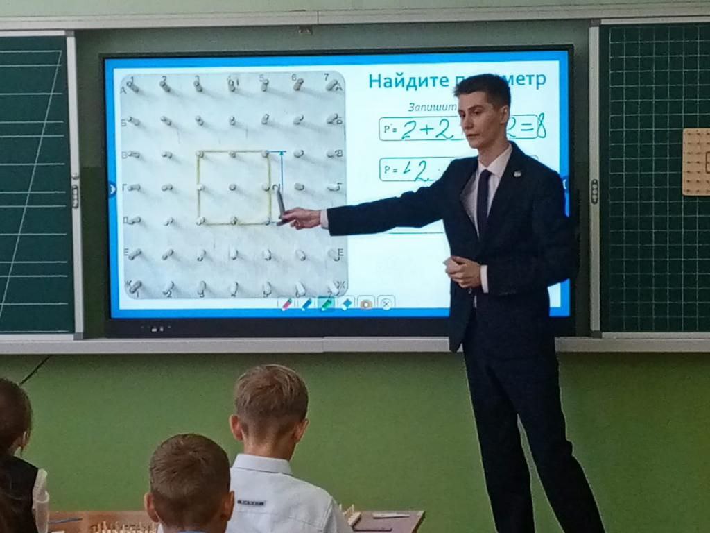Учитель из Белогорска разработал с опытными педагогами региона стратегию победы на всероссийском конкурсе Чтобы Константин Адлер учитель начальных классов школы 200 блестяще выступил в финале конкурса Учитель года России 2025 в Белогорск прибыла команда лучших специалистов сферы образования Приамурья Это представители БГПУ Амурского областного института развития образования и Алексеевской гимназии города Благовещенска Педагогический десант рассмотрел и доработал педагогические находки которые продемонстрирует на всероссийском уровне наш участник Финальные испытания стартуют уже на следующей неделе в Санкт Петербурге Будем болеть за нашего земляка АОТВ Фото minobramur