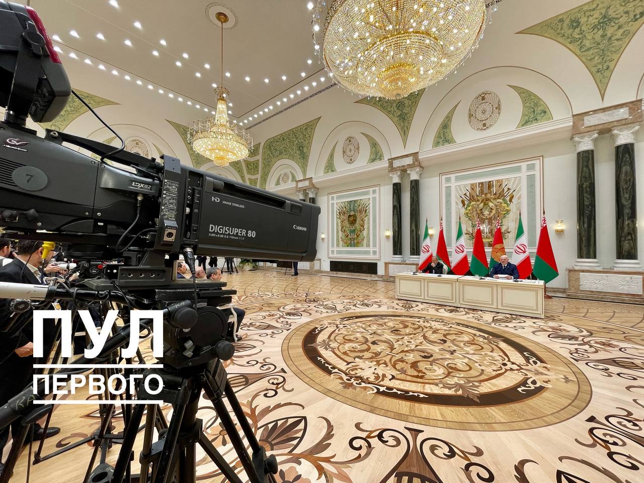 Александр Лукашенко и Масуд Пезешкиан сделали заявления для СМИ Беларусь и Иран условились заключить договор о стратегическом сотрудничестве Беларусь поддерживает легитимное право Ирана на развитие мирного атома Беларусь считает экономическим терроризмом санкции Запада против Минска и Тегерана Беларусь рассматривает Иран как важного политического и экономического партнера Иран заинтересован в развитии всесторонних отношений с Беларусью Беларусь и Иран успешно противостоят агрессивной и лицемерной санкционной войне Тегеран и Минск будут вместе двигаться в созданию многополярного мира вмире Подпишись Минская правда MLYN by