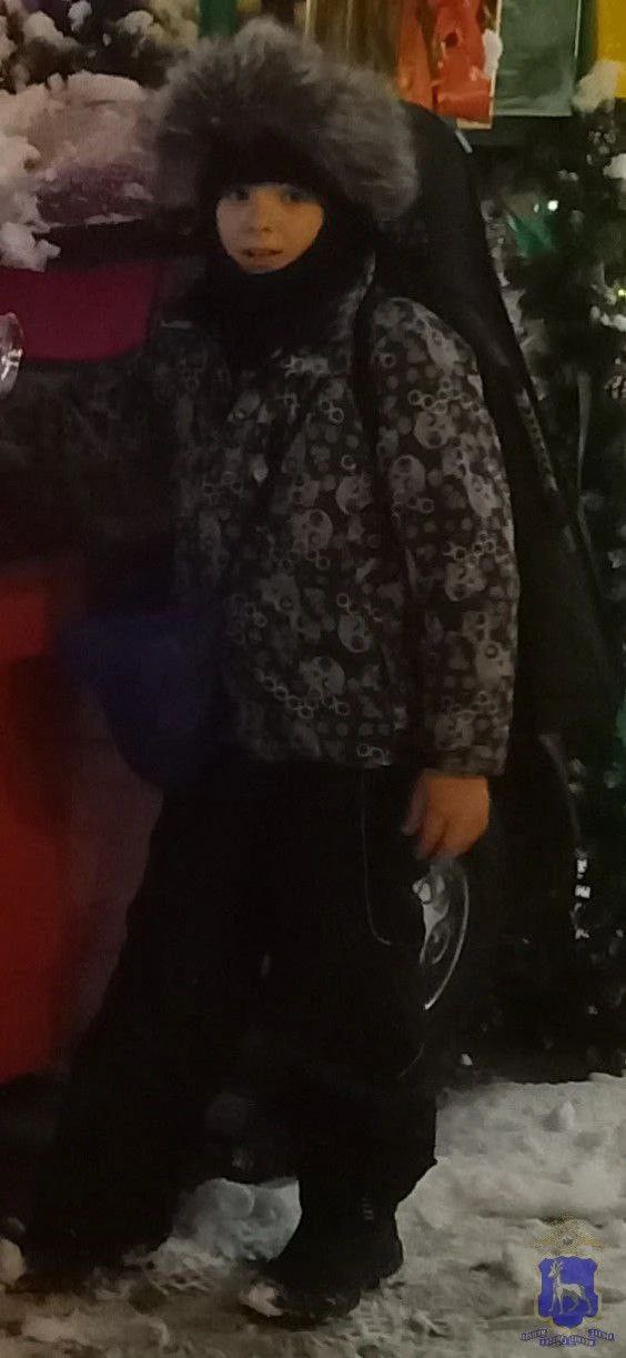 Пропал 10 летний мальчик Сегодня он вышел из школы на улице Урицкого в Железнодорожном районе и не вернулся домой Приметы на вид 10 лет рост 140 145 см среднее телосложение русые волосы короткая стрижка Был одет в черную вязаную шапку куртку с рисунками синего и голубого цвета темные зимние ботинки и штаны Всех кому известно местонахождение мальчика просят звонить по телефонам 8 846 921 76 40 112 102 либо на номер дежурного офицера пресс службы ГУ МВД России по Самарской области 8 999 701 02 33