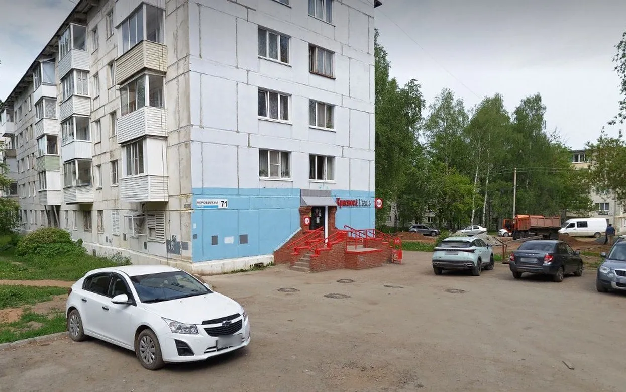 Сигареты у садика В Ижевске выявили очередной факт нарушения правил торговли табачной продукцией Как сообщает пресс служба регионального Управления Роспотребнадзора расположенный в доме 71 по улице Ворошилова магазин Красное Белое ООО Альфа М продает сигареты находясь всего в 29 м от территории детского сада 29 При этом законодательством запрещена розничная торговля табачной продукцией на расстоянии менее 100 метров от образовательных учреждений В связи с этим в суд был подан иск о признании действий ООО Альфа М противоправными и прекращении продажи табака в этом магазине Суд требования удовлетворил Решение суда в законную силу не вступило Подписаться на нас Telegram MAX