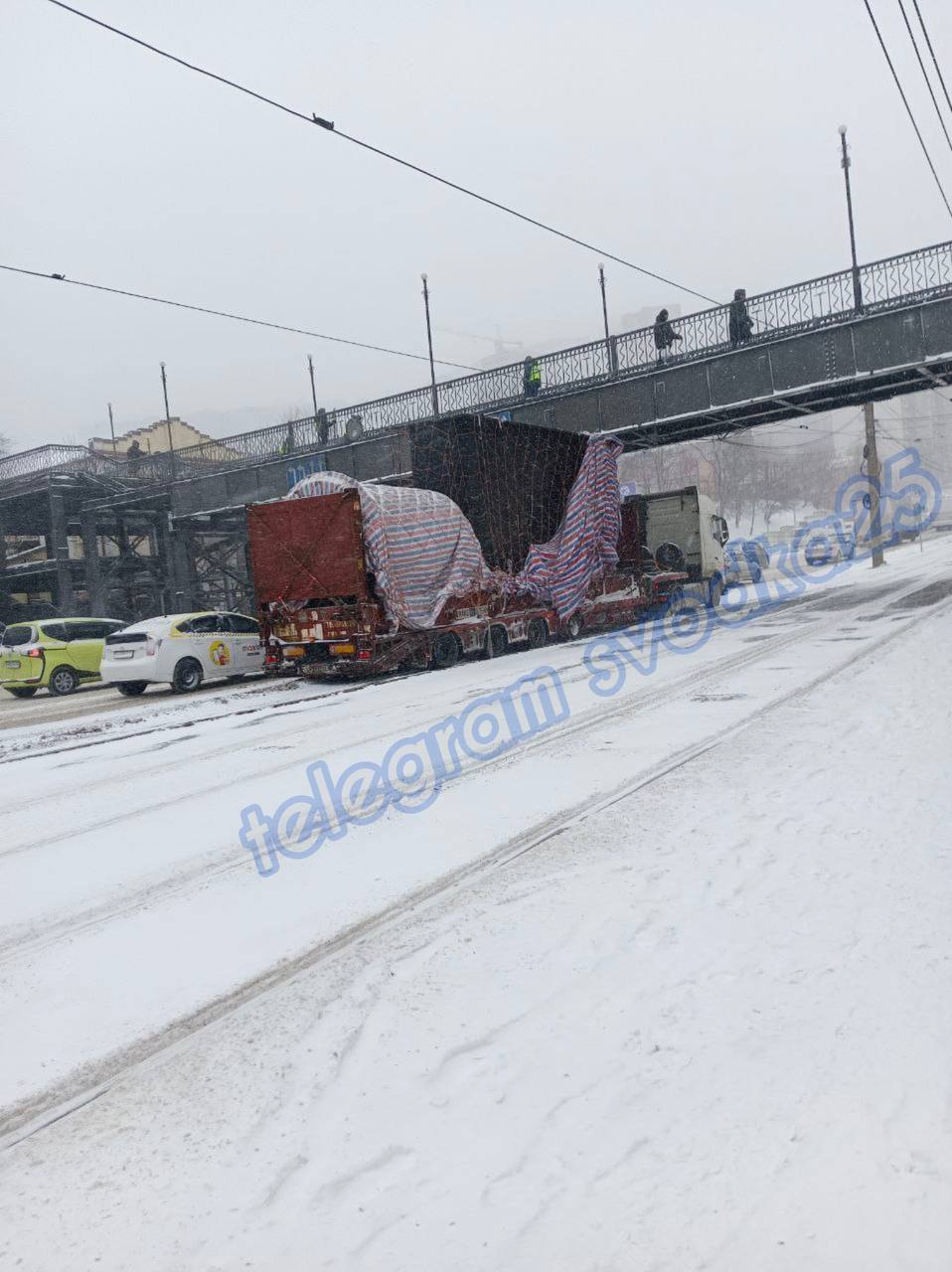 Во Владивостоке на Луговой фура с грузом застряла под пешеходным мостом  Нам сообщают, что на Луговой только что застряла фура, которая перевозила непонятный габаритный груз.   Самое время заняться этим в такую погоду!    Админу