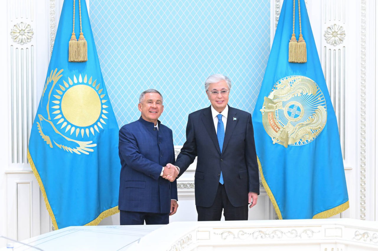 Раис Татарстана Рустам Минниханов встретился с Президентом Казахстана Касым Жомартом Токаевым Рассказываем главное Касым Жомарт Токаев поздравил Рустама Минниханова с переизбранием на пост Раиса Республики Татарстан и поблагодарил его за активное участие в упрочнении казахско российских отношений Товарооборот между Татарстаном и Казахстаном по итогам первого полугодия 2025 года вырос на 45 по сравнению с аналогичным периодом прошлого года Татарстанские компании активно развивают свою деятельность в Казахстане Одним из значимых проектов является сборочное производство КАМАЗ Инжиниринг которое уже функционирует в стране В ходе встречи стороны подтвердили взаимную заинтересованность в дальнейшем укреплении многопланового сотрудничества между Татарстаном и Казахстаном в рамках дружеских российско казахстанских отношений Рустам Минниханов также выразил особую благодарность за поддержку татарской общины в Казахстане Ранее Раис республики также провел встречи с первым вице премьером Казахстана Романом Скляром и Акимом Костанайской области Кумаром Аксакаловым На них обсуждались перспективы развития сотрудничества в сфере промышленности АПК энергетики Подписаться на канал Мы в МАХ