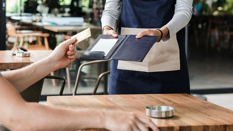 Комитет по конкуренции предупредил рестораны и кафе о запрете скрытых сборов Комитет по конкуренции Республики Узбекистан обратился ко всем предприятиям общественного питания с предупреждением о недопустимости взимания скрытых платежей с посетителей В жалобах потребителей отмечается что в некоторых ресторанах и кафе дополнительно взимается сервисный сбор до 20 а также требуются предоплаты депозиты что нарушает права клиентов В соответствии с Постановлением Кабинета Министров 75 предприятия общественного питания делятся на рестораны бары кафе кухни буфеты и малые кухни Каждое предприятие обязано предоставлять полную и достоверную информацию о типе обслуживания ценах порядке обслуживания и дополнительных услугах Закон О защите прав потребителей запрещает принуждать клиентов к оплате услуг не оговорённых заранее и требует качественного и своевременного обслуживания Комитет призывает хозяйствующие субъекты соблюдать эти требования и предупреждает о возможной ответственности за их нарушение ТГ канал uzbekfoodtech