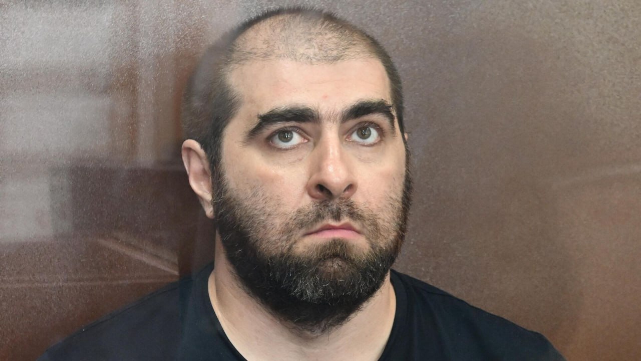 Бизнесмен получил пять лет колонии за взрыв на АЗС в Махачкале который унес жизни 33 человек Кумторкалинский районный суд Дагестана приговорил Эльдара Насрулаева к пяти годам колонии общего режима сообщили в Генпрокуратуре Мужчину обвиняют в хранении товаров повлекших смерть двух или более лиц по неосторожности Насрулаев торговал химическими удобрениями без регистрации Суд также на три года запретил бизнесмену заниматься оптовой и розничной торговлей химическими веществами Напомним в августе 2023 года в Махачкале 33 человека погибли из за взрыва на АЗС Пожар вспыхнул на складе где хранилась селитра а после перекинулся на соседнюю заправку Подпишитесь на Абзац TG VK Дзен MAX Rutube