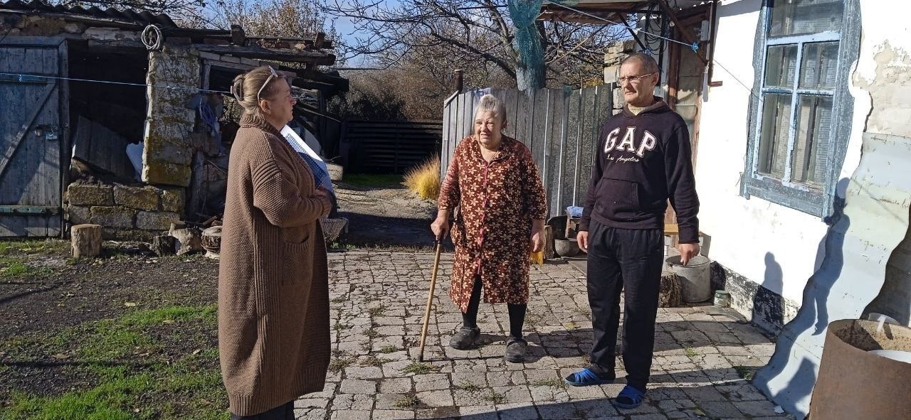 Заведующий Александровским территориальным сектором Галина Иванченко провела встречу с жителями Особое внимание было уделено текущим событиям в республике а также таким важным вопросам как правила пожарной безопасности и правила дорожного движения Галина Владимировна подчеркнула необходимость соблюдения этих норм для обеспечения безопасности каждого гражданина Также в рамках встречи были затронуты вопросы здравоохранения в частности о вакцинации от сезонных заболеваний Заведующая призвала жителей проявить ответственность и своевременно позаботиться о своем здоровье и здоровье своих близких