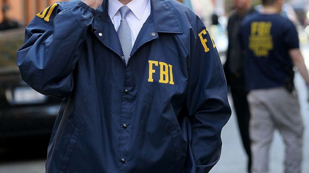 В США задержали двух таджикистанцев по делу о незаконном ввозе иностранцев в страну. В США задержали двух таджикистанцев — Бехзода Рахматова из города Мейнвилл в штате Огайо и Муниса Ходжаева из Филадельфии. Они прибыли в США без законных оснований, а потом занялись нелегальным ввозом других мигрантов в страну, заявил окружной прокурор штата Пенсильвания Дэвид Меткалф 24 июня. «Рахматов и Ходжаев с декабря 2022 года по май 2025 года сотрудничали с другими лицами в штате Пенсильвания и других местах, чтобы получить паспорта и визы, которые позволяли бы нелегальным мигрантам через разные страны добираться до границы Мексики и США. Подозреваемые получали деньги от самих нелегальных мигрантов и от их имени за организацию их прибытия в США», — говорится в заявлении. Таджикистанцев обвинили в попытке незаконного ввоза иностранцев в США с целью получения финансовой выгоды. В случае доказательства вины каждому из подозреваемых грозит до 10 лет лишения свободы. В заявлении указано, что уголовное дело расследовали сотрудники ФБР, которое занимается особо тяжкими и серьёзными преступлениями.