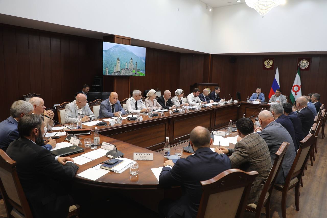 В Ингушетии под руководством Председателя Правительства Владимира Сластенина прошло заседание, посвященное двум ключевым вопросам: реализации госпрограммы РФ «Национальная система пространственных данных» и повышению эффективности использования недвижимости. В обсуждении приняли участие Иса Дадагов, и.о. руководителя Управления Росреестра по СКФО, представители профильных министерств и ведомств, а также главы муниципалитетов. Министр имущественных и земельных отношений Мурад Вышегуров сообщил, что границы большинства муниципалитетов, населенных пунктов и всех территориальных зон уже внесены в ЕГРН. Особо отмечена активная работа по выявлению владельцев ранее учтенных объектов более 50 тысяч! , особенно в Магасе, Малгобеке, Назрани, Сунже, Сунженском и Джейрахском районах. Продолжается и масштабная программа комплексных кадастровых работ ККР – в работе 21 кадастровый квартал с более чем 20 тысячами объектов. Также обсудили вопросы учета объектов культурного наследия, проведения кадастровых работ и усиления земельного контроля. Владимир Сластенин подытожил: «Наведение порядка в сфере земельно-имущественных отношений – задача, поставленная Президентом страны. Четкий учет и эффективное использование каждого участка земли – фундамент для развития экономики Ингушетии». Правительство Ингушетии