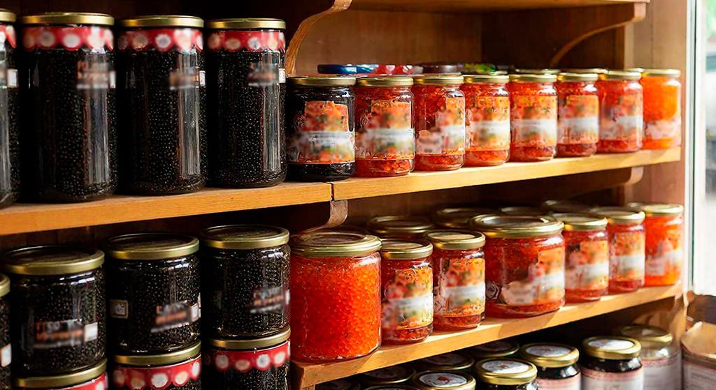 В Угличском районе полицейскими установлен подозреваемый в серии краж банок красной икры совершенных в период праздников В полиции Угличского района зарегистрировано 7 заявлений от представителей продуктовых магазинов о том что неизвестный гражданин в период новогодних праздников похищал с прилавков красную икру Общий ущерб от краж от составил более 30 тысяч рублей В ходе оперативных мероприятий сотрудниками полиции установлен подозреваемый ранее привлекавшийся к уголовной ответственности мужчина 1989 г р Как пояснил гражданин похищенное он прятал в куртку выносил из магазина позже продавал Отделом дознания ОМВД России Угличский возбуждены уголовные дела по признакам преступления предусмотренного ч 1 ст 158 УК РФ Кража Подозреваемому избрана мера пресечения в виде подписки о невыезде и надлежащем поведении Подписаться на нас в МАХ Полиция Ярославль 76мвд УголовноеДело Кража