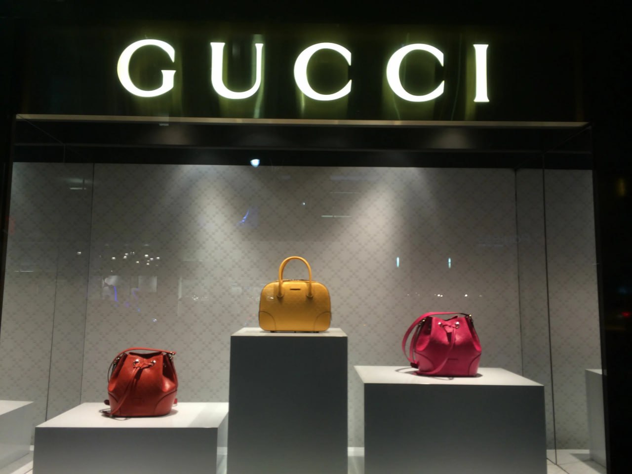 Еврокомиссия оштрафовала Gucci Chloé и Loewe на сумму более 157 млн за антиконкурентные практики ценообразования Ее расследование показало что эти компании ограничивали возможность независимых ретейлеров с которыми они работают устанавливать свои собственные цены По мнению ЕК такое антиконкурентное поведение приводит к росту цен и сужает выбор потребителей jkinvest news jkinvest
