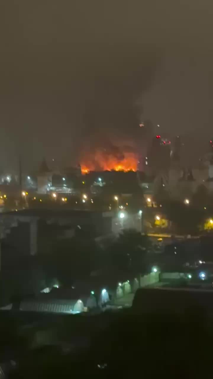 Пожар в Измайловском Кремле охватил крышу административного здания