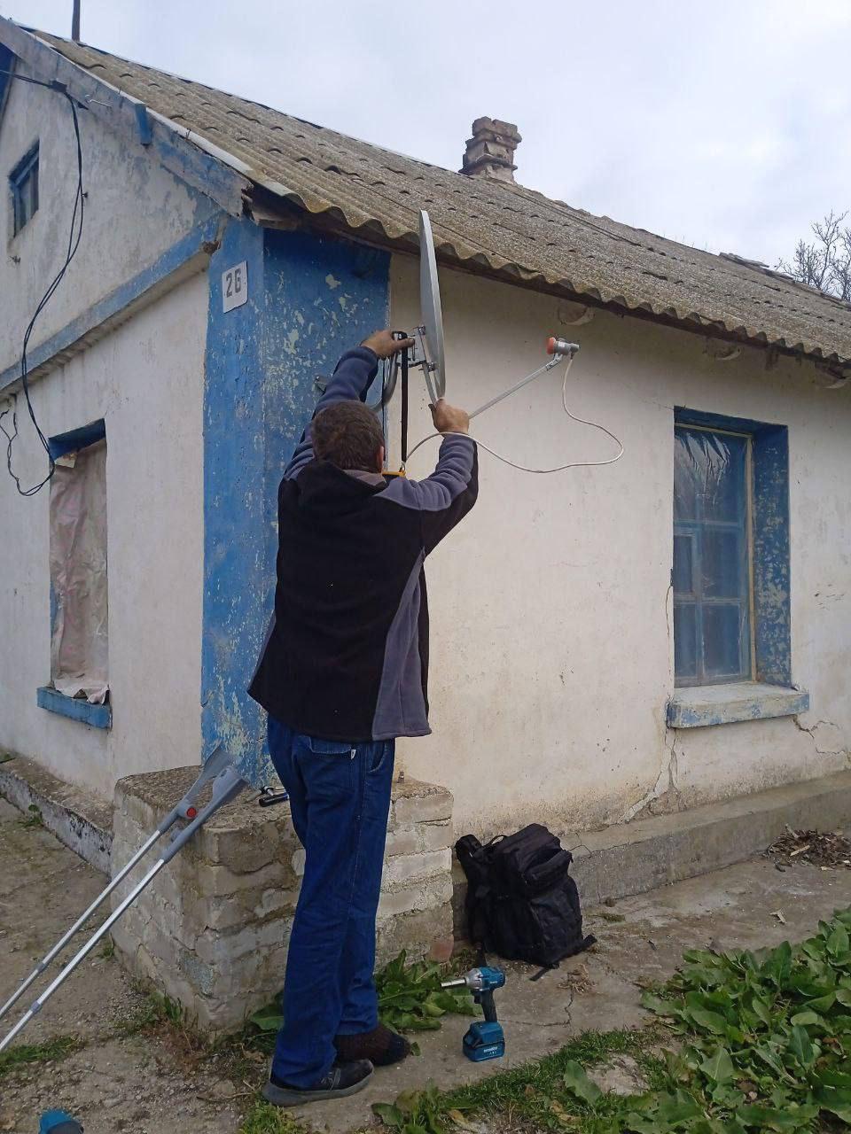 В Новокаховском городском округе проходит установка спутникового телевидения "Русский мир"   Проект направлен на улучшение информационного пространства в новых регионах и предоставляет жителям возможность получать актуальные новости и развлекательный контент.  Каждый желающий доступ к качественному телевизионному контенту может подключить спутниковое телевидение "Русский мир". Для выезда специалистов с оборудованием необходимо предварительно оставить заявку.  Записаться на установку спутникового телевидения "Русский мир" и получить консультацию можно по телефону:  +7 990 228 13 48