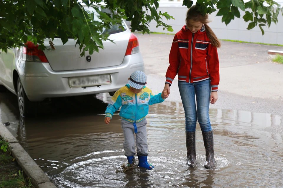 Дожди каждый день в Челябинской области опасаются подтоплений в конце недели В Челябинской области усилили контроль за гидротехническими сооружениями Плотины и дамбы взяли под особое наблюдение из за прогноза погоды На этой неделе дожди в ряде территорий области прогнозируются почти ежедневно от небольших до умеренных сообщили в региональном министерстве экологии В выходные в отдельных районах региона возможен неустойчивый водный режим В министерстве уточнили что сейчас подтоплений в регионе нет По расчетам метеорологов в ближайшие два дня в Челябинской области возможны не только дожди но и грозы Сильные осадки могут выпасть местами в субботу 6 сентября Подписаться на chelkp